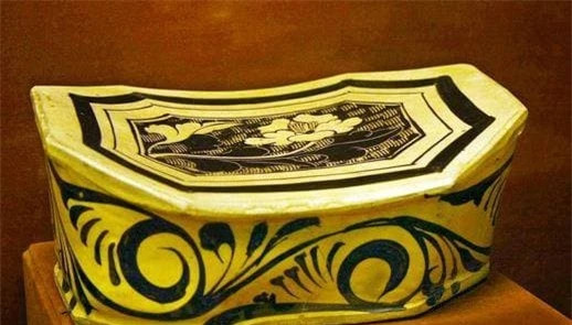 Vi sao nguoi xua thuong dung goi ngu bang go hoac bang gom?