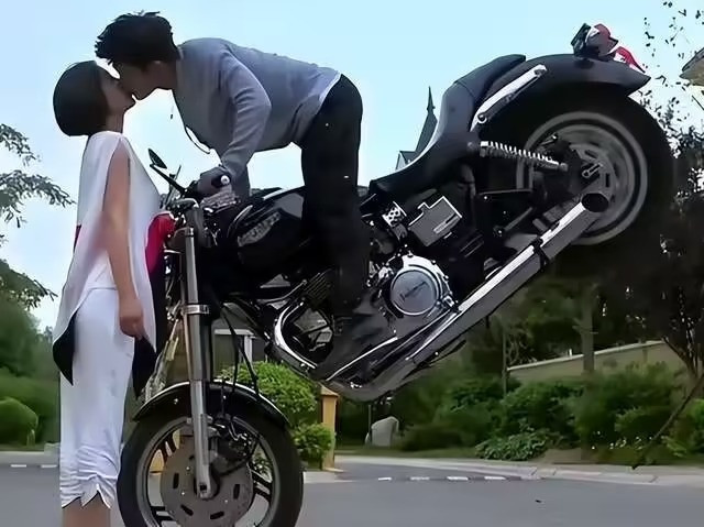 Trong một phim khác, khán giả Trung Quốc chứng kiến cảnh xe máy và nam chính treo lơ lửng trên không để trao nụ hôn cho người phụ nữ.