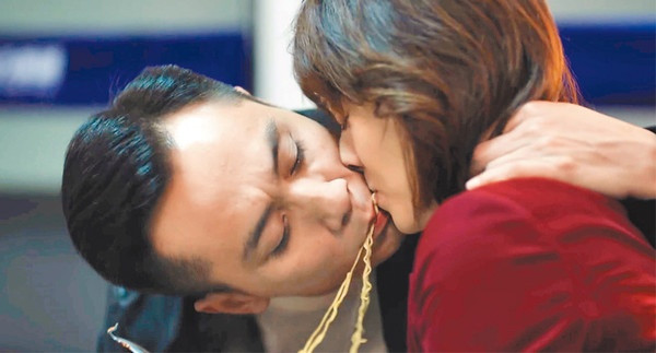 Bộ phim On The Road có cảnh hôn mỳ gói bị đánh giá "sến", sáo rỗng và mang tính khuôn mẫu từng xuất hiện trong nhiều tác phẩm truyền hình trước đây của Trung Quốc. Tương tự nụ hôn ngậm nhẫn, việc các đoàn phim lạm dụng cảnh hôn khi đang ăn cũng bị lên án. Cách thể hiện tình cảm này nếu thực hiện ngoài đời có thể bị hóc dị vật vào đường thở.