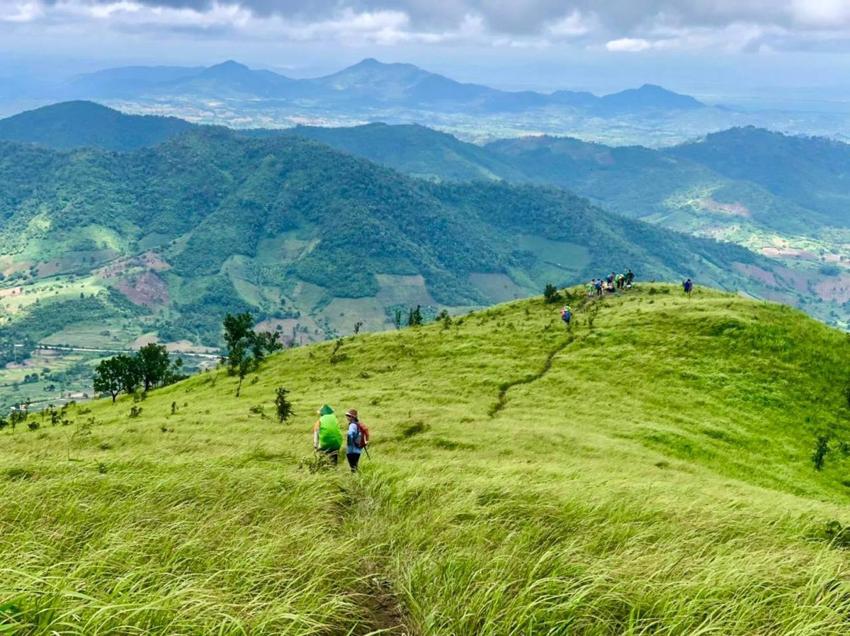  Thảo nguyên Pal Sol đang là một trong những địa điểm trekking được rất nhiều bạn trẻ săn lùng. Để chinh phục được nơi đây bạn sẽ phải vượt qua một hành trình khá dài nhưng rất thú vị. Bạn sẽ phải vượt qua những con dốc cao đặc trưng của vùng đất Tây Nguyên, băng qua những cánh rừng xanh mướt và những con đường mòn bé xíu quanh co.