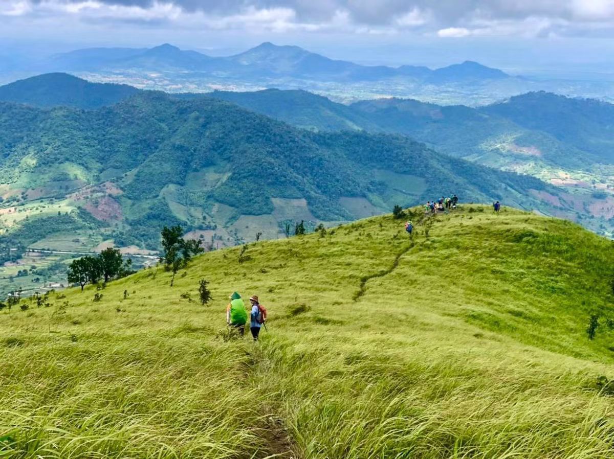  Thảo nguyên Pal Sol đang là một trong những địa điểm trekking được rất nhiều bạn trẻ săn lùng. Để chinh phục được nơi đây bạn sẽ phải vượt qua một hành trình khá dài nhưng rất thú vị. Bạn sẽ phải vượt qua những con dốc cao đặc trưng của vùng đất Tây Nguyên, băng qua những cánh rừng xanh mướt và những con đường mòn bé xíu quanh co.