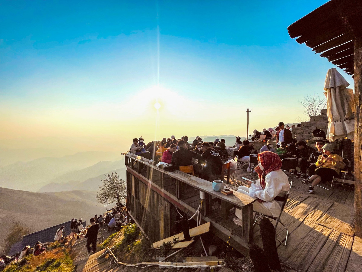 Bầu không khí mát lành, yên tĩnh tạo nên khung cảnh bình yên đến lạ nơi đây.