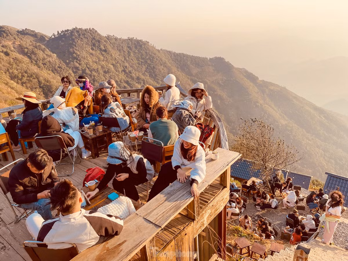 Bức tranh Tà Xùa buổi chiều vô cùng lãng mạn khiến hàng nghìn du khách không quản ngại đường xa đổ về trước hàng tiếng đồng hồ để săn khoảnh khắc hoàng hôn tuyệt đẹp.
