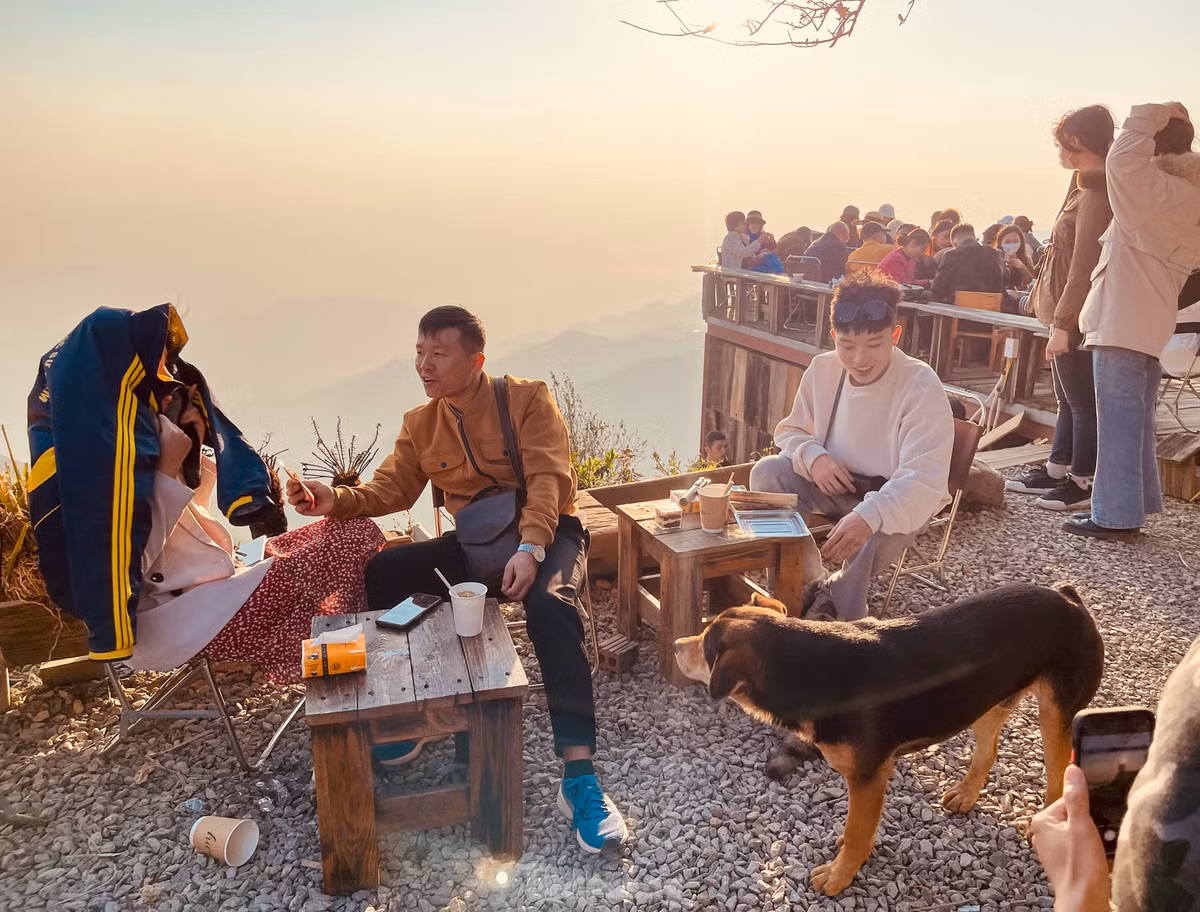 Bầu không khí tại Tà Xùa mát mẻ, trong lành và se se lạnh, mang lại cảm giác yên bình với du khách.