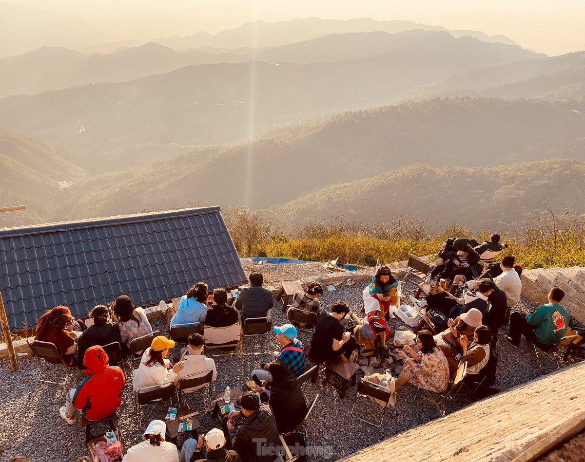 Du khách đến đây có thể chiêm ngưỡng cảnh sắc Tà Xùa chiều hoàng hôn đẹp mê mẩn và tận hưởng trọn vẹn khoảnh khắc cuối ngày bình yên.