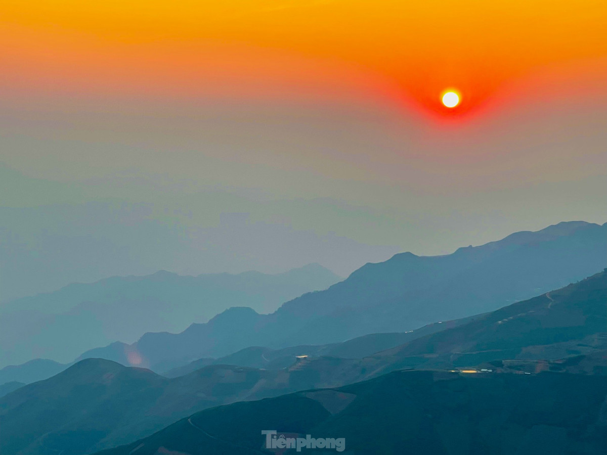 Đặt chân lên đỉnh gió, du khách ngỡ ngàng ngắm nhìn Tà Xùa chiều hoàng hôn đẹp mê hồn.