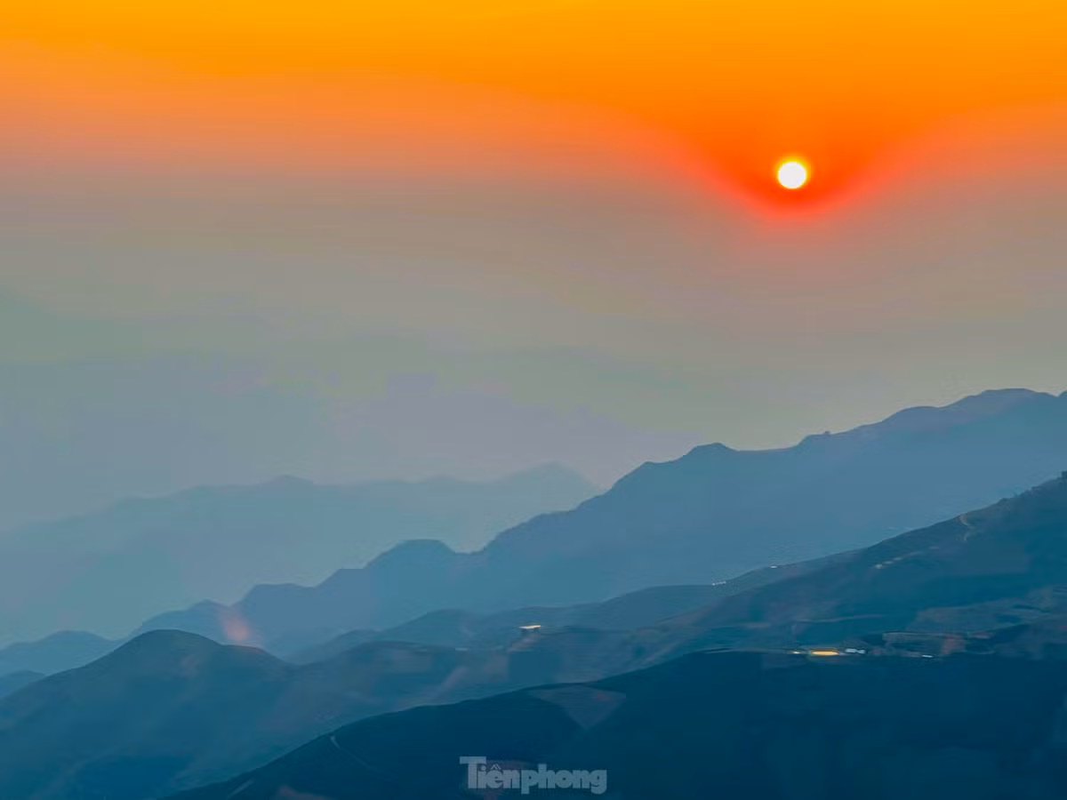 Đặt chân lên đỉnh gió, du khách ngỡ ngàng ngắm nhìn Tà Xùa chiều hoàng hôn đẹp mê hồn.