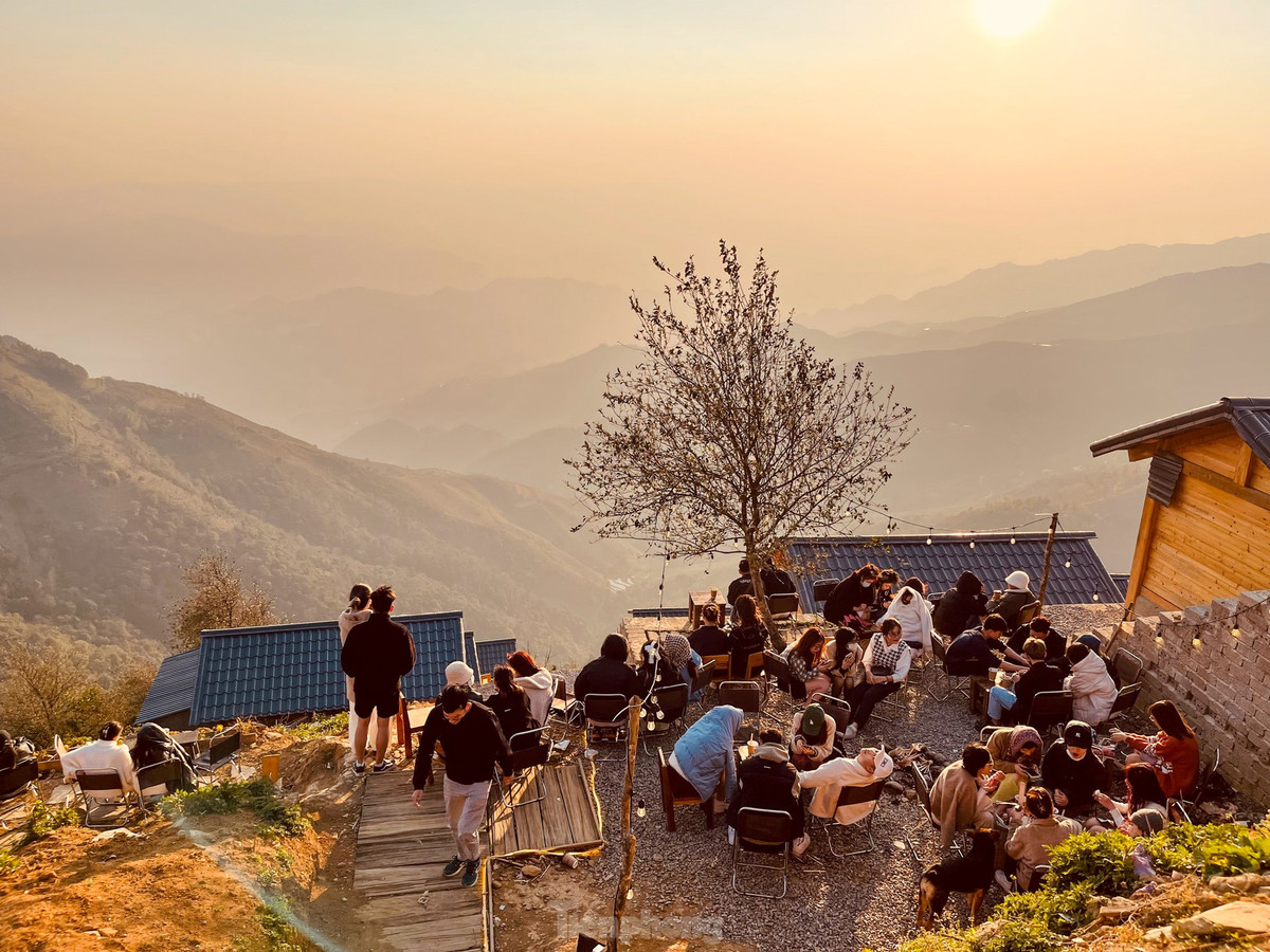 Sau 4h chiều, các vị trí đẹp nhất để săn hoàng hôn dù là ngồi bên trong hay bên ngoài quán đều chật kín không còn một chỗ trống.