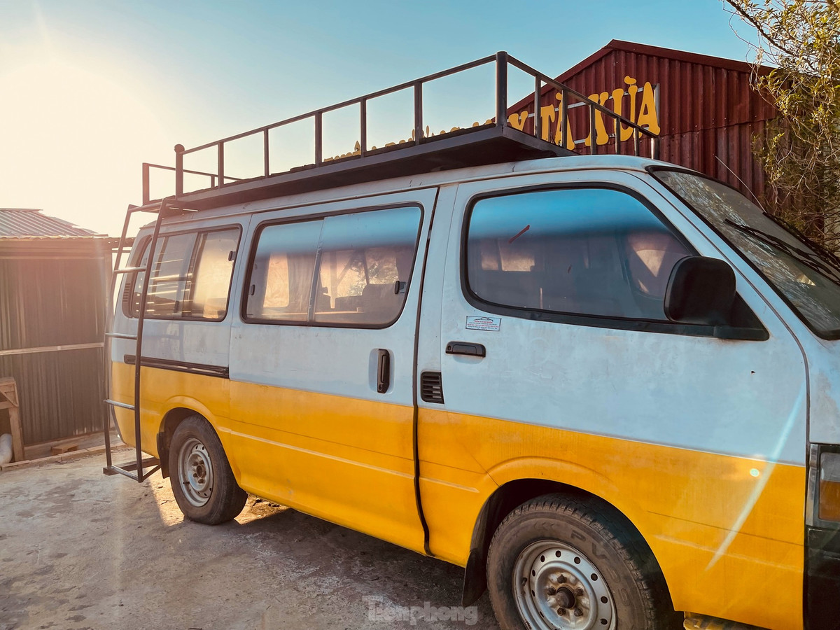 Chiếc xe đạo cụ bắt mắt cho các du khách chụp hình săn hoàng hôn.