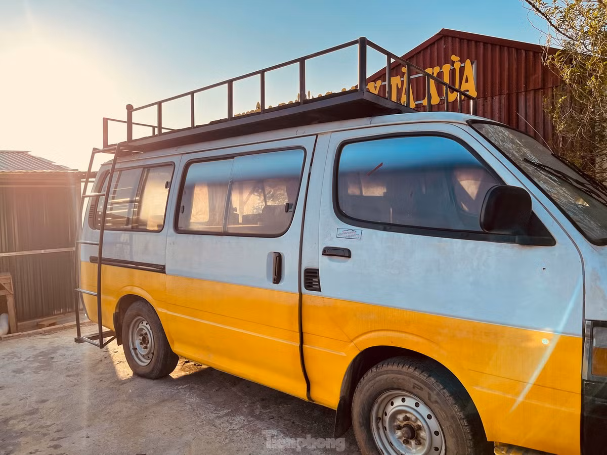 Chiếc xe đạo cụ bắt mắt cho các du khách chụp hình săn hoàng hôn.