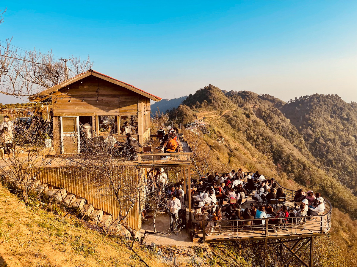 Với cảnh quan tuyệt đẹp thiên nhiên ban tặng, Tà Xùa thu hút rất đông du khách, nhất là giới trẻ thích trải nghiệm và khám phá, săn biển mây và hoàng hôn.