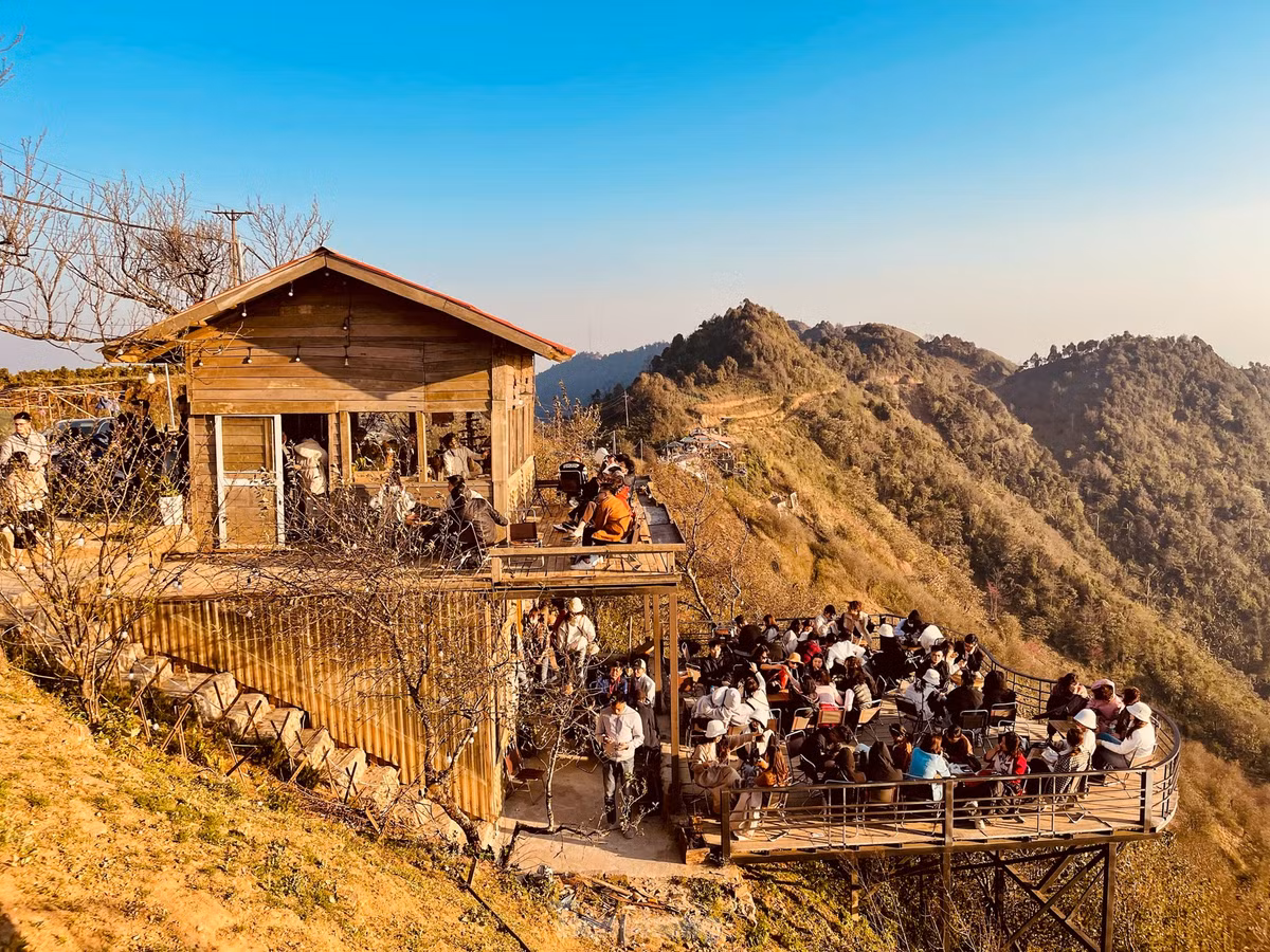 Với cảnh quan tuyệt đẹp thiên nhiên ban tặng, Tà Xùa thu hút rất đông du khách, nhất là giới trẻ thích trải nghiệm và khám phá, săn biển mây và hoàng hôn.