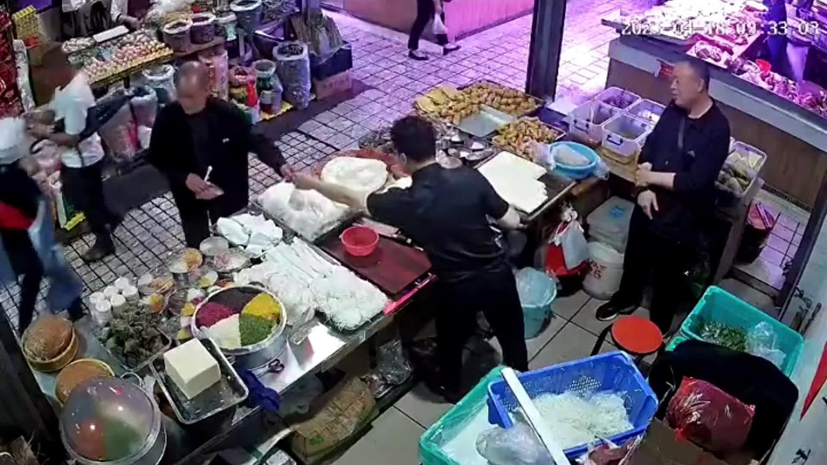 Video: Bị bôi thuốc mỡ bí ẩn lên lưng, người đàn ông bất tỉnh Video: Bi boi thuoc mo bi an len lung, nguoi dan ong bat tinh