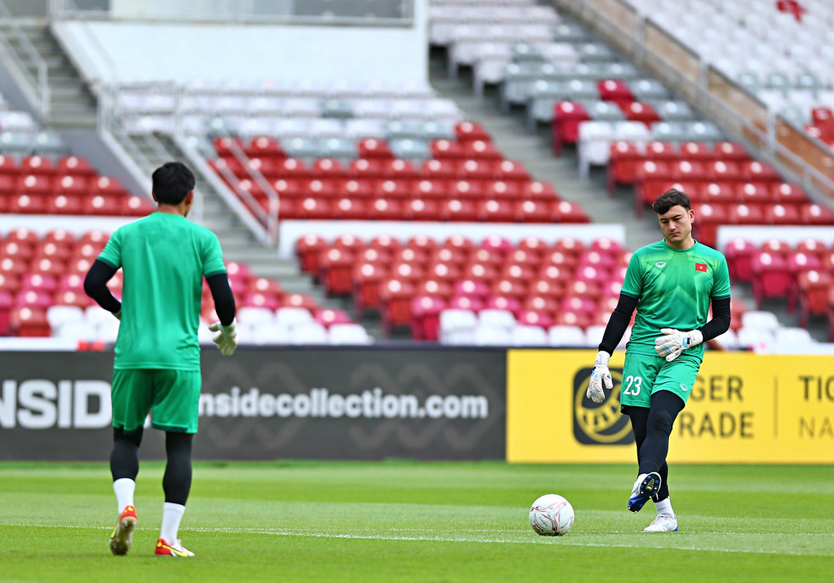 Không chỉ Văn Lâm, Trần Nguyên Mạnh và Nguyễn Văn Toản cũng được tập những bài tập như vậy. Thủ môn chơi bóng bằng chân đang là xu hướng bóng đá chung và đóng vai trò như một hậu vệ.