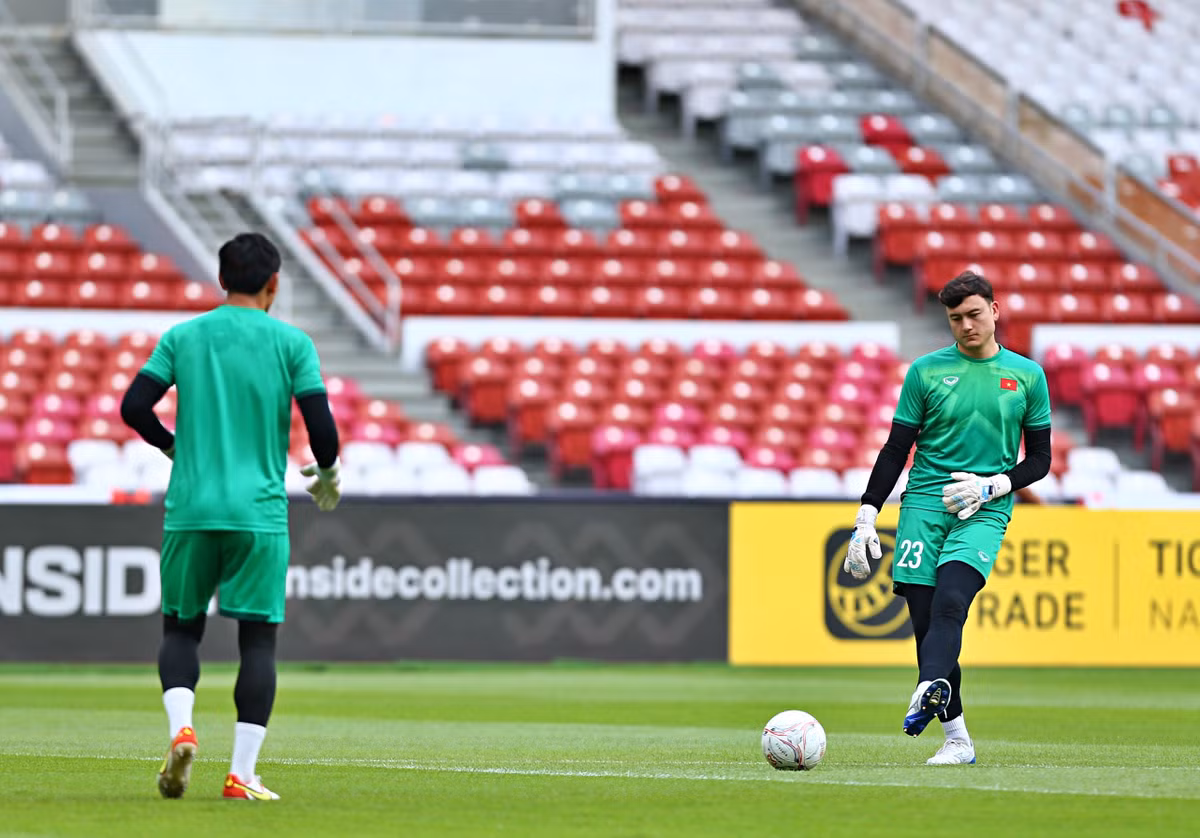 Không chỉ Văn Lâm, Trần Nguyên Mạnh và Nguyễn Văn Toản cũng được tập những bài tập như vậy. Thủ môn chơi bóng bằng chân đang là xu hướng bóng đá chung và đóng vai trò như một hậu vệ.