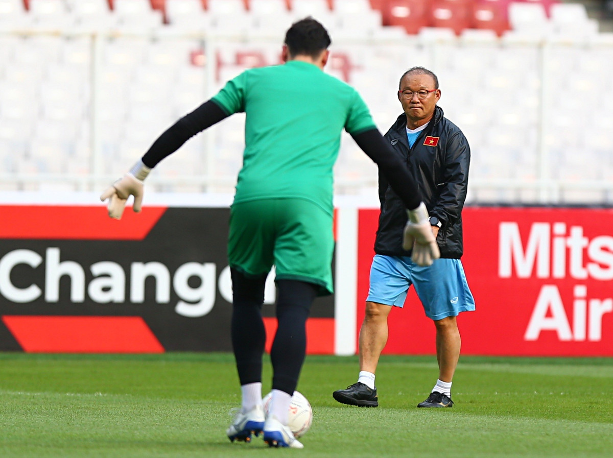 HLV Park quan sát và tỏ ra hài lòng với sự tập luyện của các thủ môn. Trận đấu với Indonesia rất quan trọng, ảnh hưởng đến tấm vé vào chung kết giải đấu cuối cùng của ông Park.