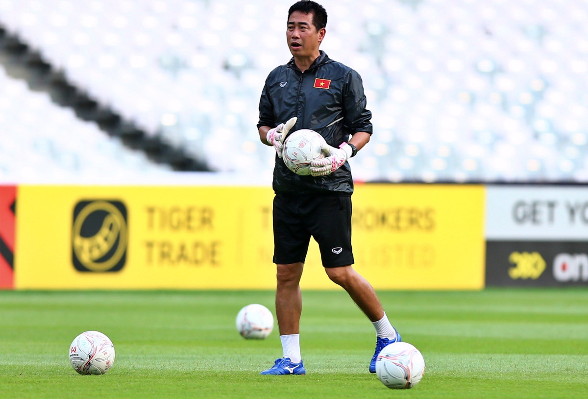 HLV thủ môn Ngô Việt Trung tung những đường bóng nẩy về phía các học trò để họ đỡ bóng. Trước sức ép ngày mai, thủ môn sẽ là giải pháp giảm sức ép cho hàng thủ.
