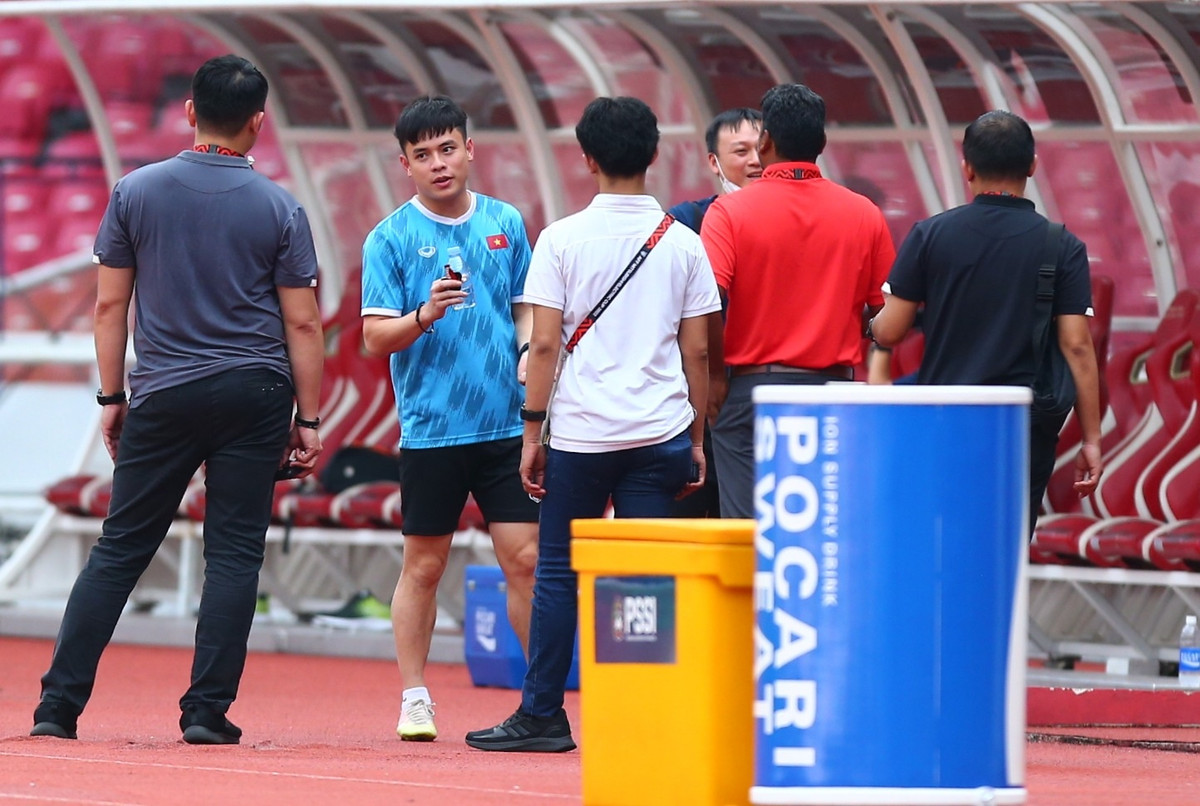 Để phục vụ cho buổi tập chiến thuật quan trọng, HLV Park yêu cầu tất cả nhân viên rời khỏi sân, bao gồm người của ban tổ chức.