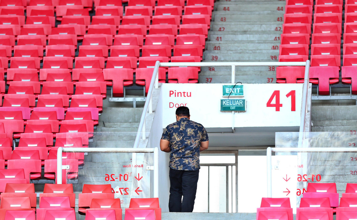 Bất cứ ai ở trên khu vực khán đài, trong các phòng chức năng nhìn ra sân đều được yêu cầu rời đi trong thời gian tuyển Việt Nam tập chiến thuật.