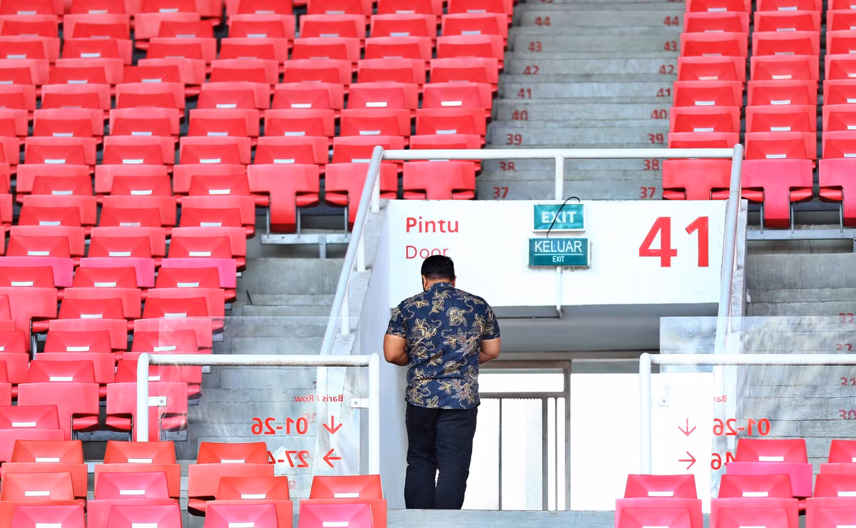 Bất cứ ai ở trên khu vực khán đài, trong các phòng chức năng nhìn ra sân đều được yêu cầu rời đi trong thời gian tuyển Việt Nam tập chiến thuật.