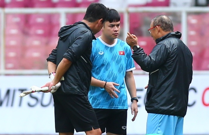 Sau khi làm việc với cầu thủ Việt kiều, ông Park trao đổi thêm với HLV thủ môn Ngô Việt Trung. HLV trưởng yêu cầu trợ lý người Việt tập thêm các bài quan trọng cho thủ môn theo chiến thuật.