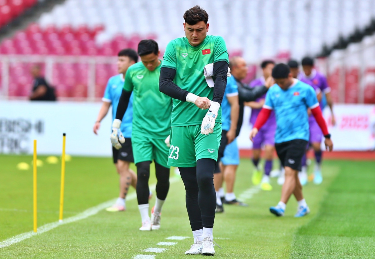 Văn Lâm chưa để thủng lưới bàn nào ở vòng bảng AFF Cup 2022. Dẫu vậy, ba sai lầm chơi chân ở trận đấu trước không thể lọt qua mắt của HLV trưởng. Thủ môn này cần tập chơi chân để phục vụ yêu cầu triển khai bóng từ phần sân nhà.