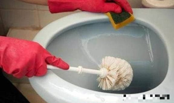 Lam gi khi nha ve sinh ban va co mui?