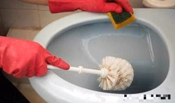 Lam gi khi nha ve sinh ban va co mui?