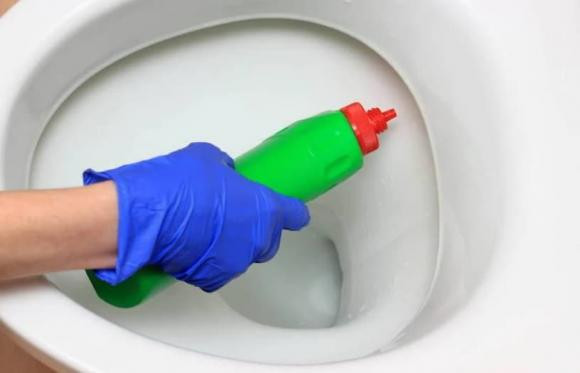 Lam gi khi nha ve sinh ban va co mui?-Hinh-2