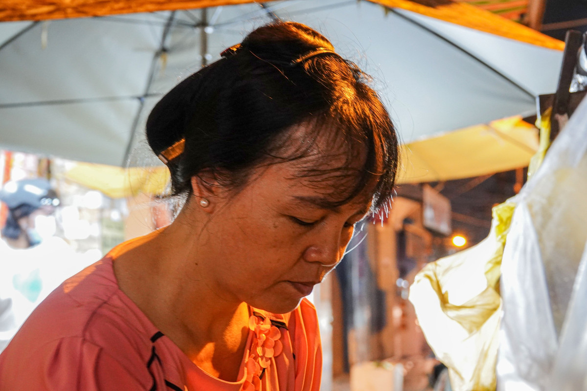 Tieng leng keng sau 0h cua nguoi bo ban hu tieu giup 2 con doi doi-Hinh-3