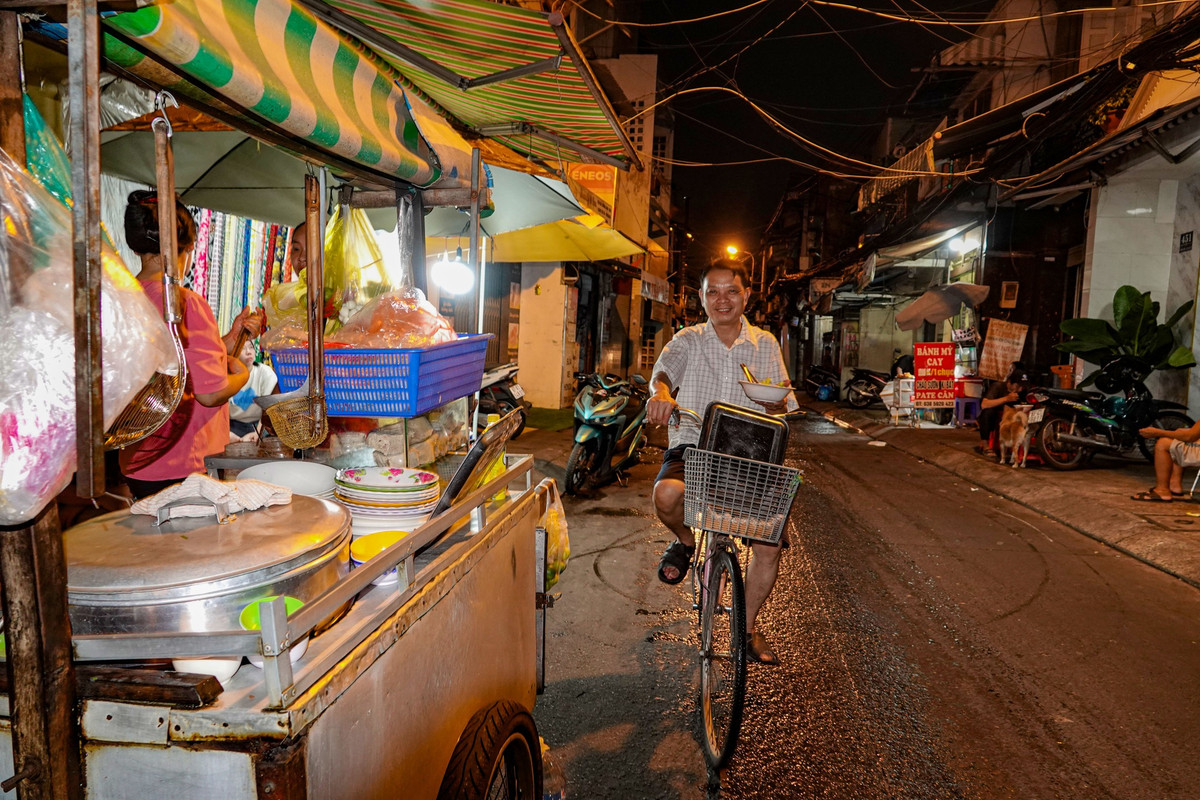 Tieng leng keng sau 0h cua nguoi bo ban hu tieu giup 2 con doi doi-Hinh-2