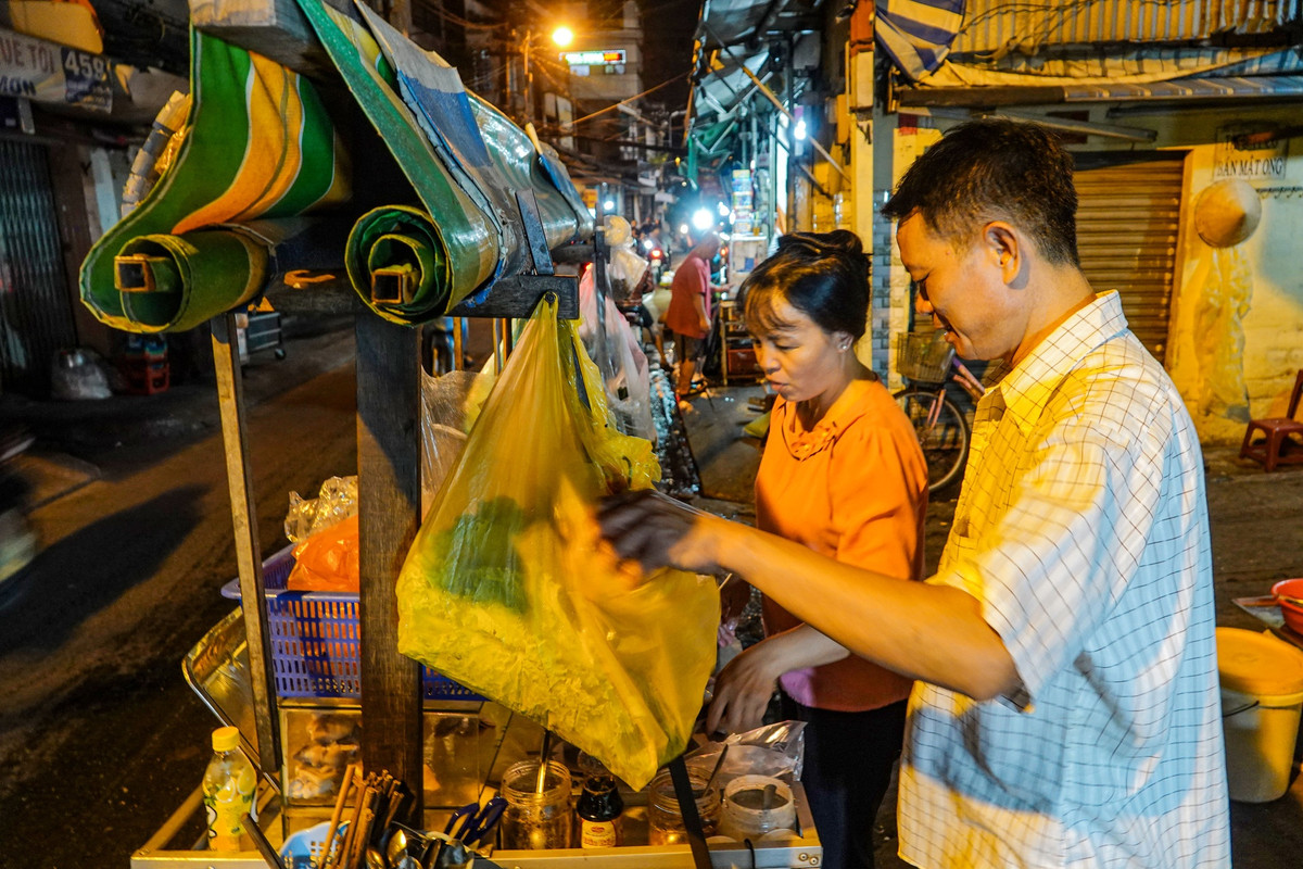 Tieng leng keng sau 0h cua nguoi bo ban hu tieu giup 2 con doi doi-Hinh-6