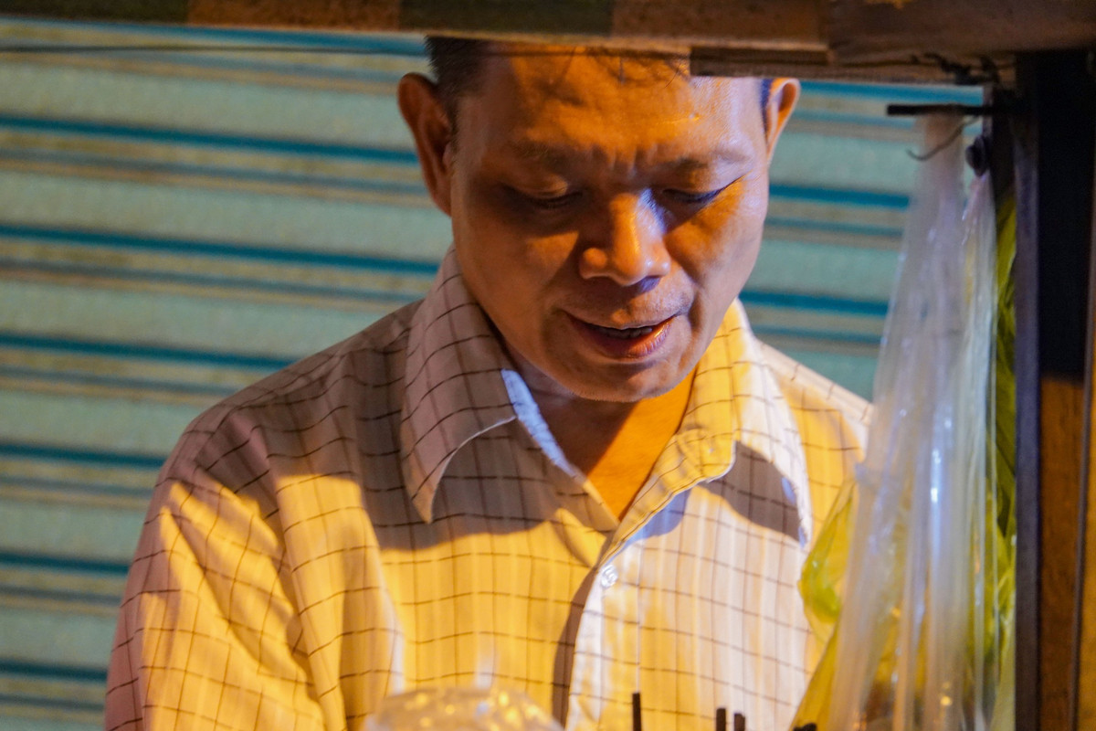 Tieng leng keng sau 0h cua nguoi bo ban hu tieu giup 2 con doi doi-Hinh-4