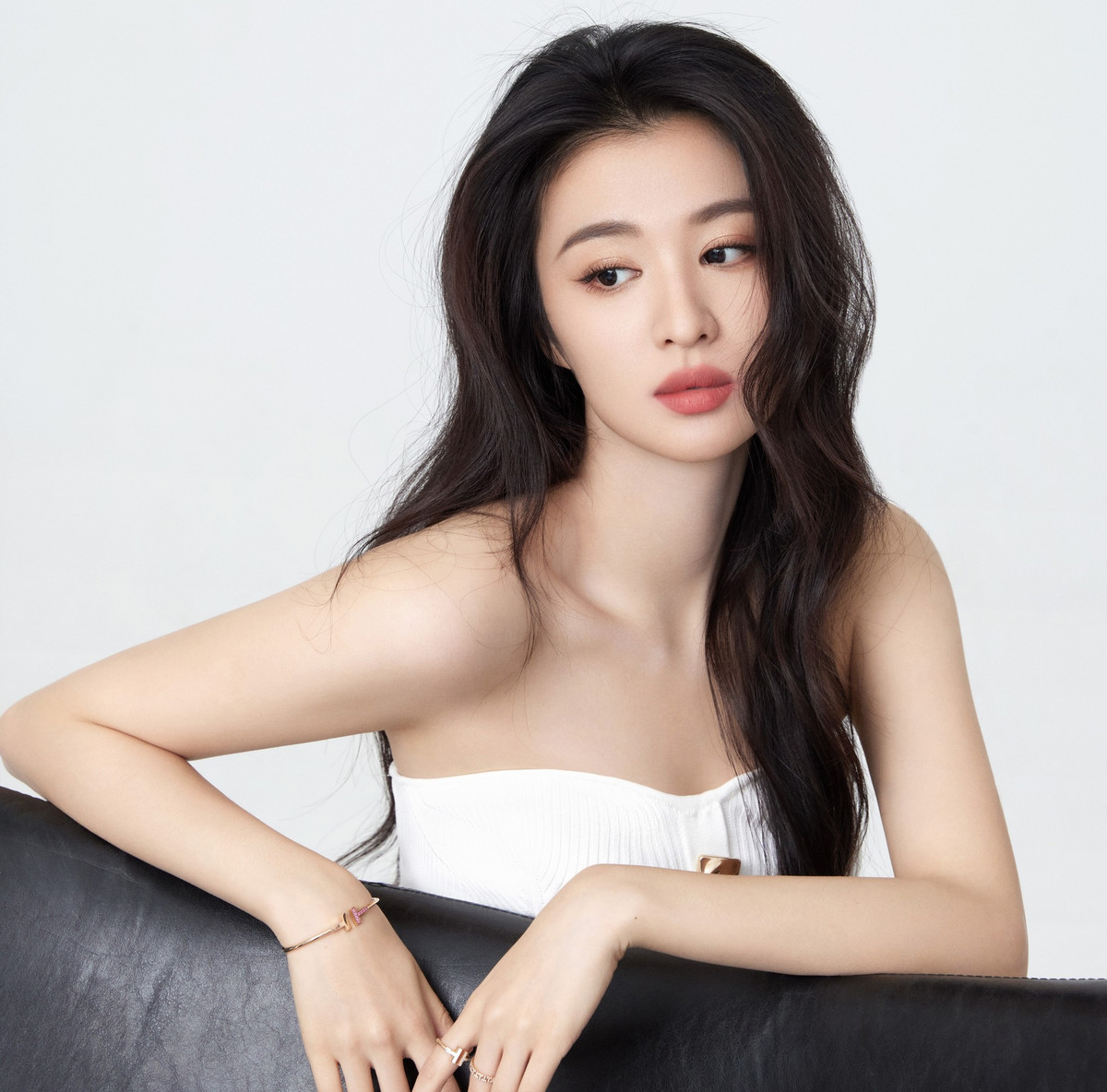 Theo Sina , Vương Sở Nhiên có ngoại hình đẹp, song cô chưa được công ty lăng xê mạnh mẽ. Người đẹp sinh năm 1999 đi lên từ những vai phụ, nỗ lực cải thiện diễn xuất. Bên cạnh đó, Vương Sở Nhiên có tính cách hiền lành, ôn hòa, cô chưa từng vướng scandal. Trả lời phỏng vấn, Vương Sở Nhiên cũng hy vọng khán giả nhớ tới cô thông qua các vai diễn, thay vì chỉ chú ý tới ngoại hình.