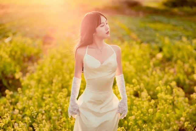 Nang mau anh Gia Lai khoe nhan sac giua canh dong hoa canh buom-Hinh-3