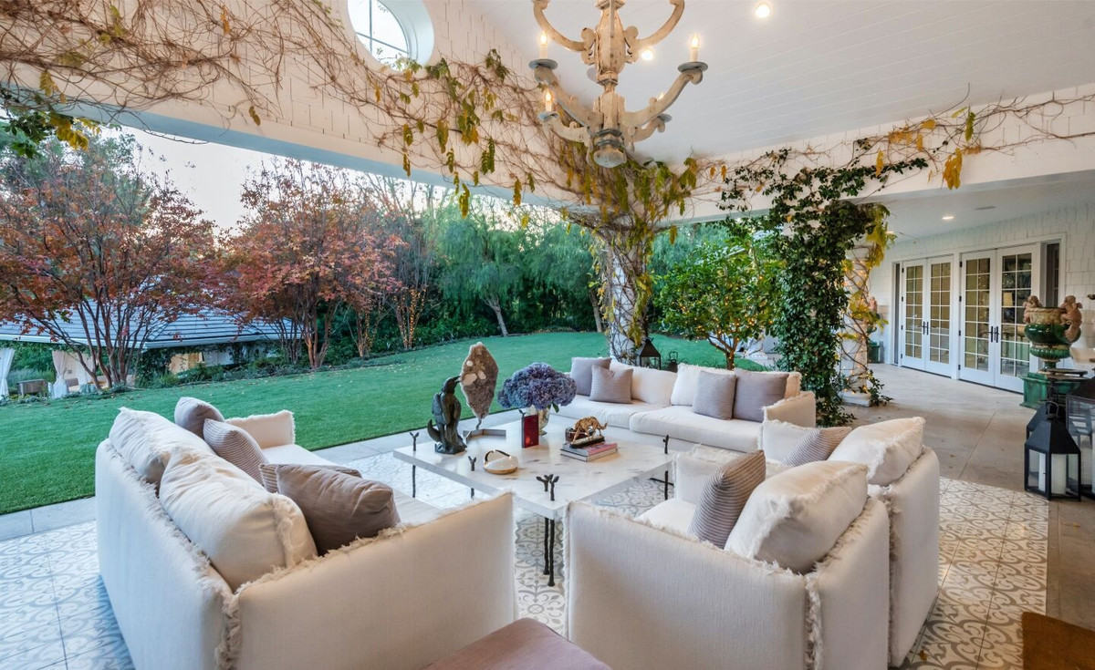 Hồ sơ tài sản cho thấy ông Stallone đã mua căn dinh thự này vào tháng 2/2022. Ngoài bất động sản này, nam diễn viên 76 tuổi còn có thêm 2 dinh thự khác tại California và một khu phức hợp trị giá 35 triệu USD ở Florida.