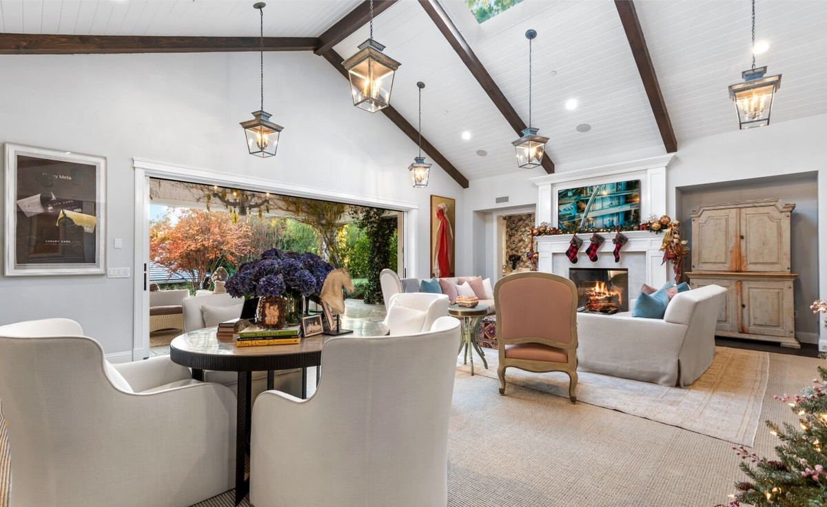 Căn nhà chính có diện tích hơn 975 m2 với 4 phòng ngủ, 8 phòng tắm. Ngoài ra, nơi đây còn sở hữu các tiện nghi khác như phòng gym, rạp chiếu phim tại gia, hồ bơi, phòng spa...