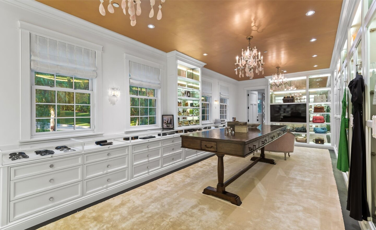 Diễn viên Sylvester Stallone bắt đầu nổi tiếng tại Hollywood từ những năm 1970. Ông được biết đến với vai chính trong những bộ phim như Rocky (1976), First Blood (1982), Creed (2015) và The Expendables (2010).