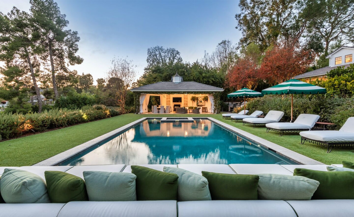 Trước đó, nam diễn viên Stallone đã bán căn biệt thự ở Beverly Park, California cho ca sĩ Adele với giá 58 triệu USD vào tháng 2 năm ngoái. Hiện căn dinh thự này được ông chào bán với giá 22,5 triệu USD.