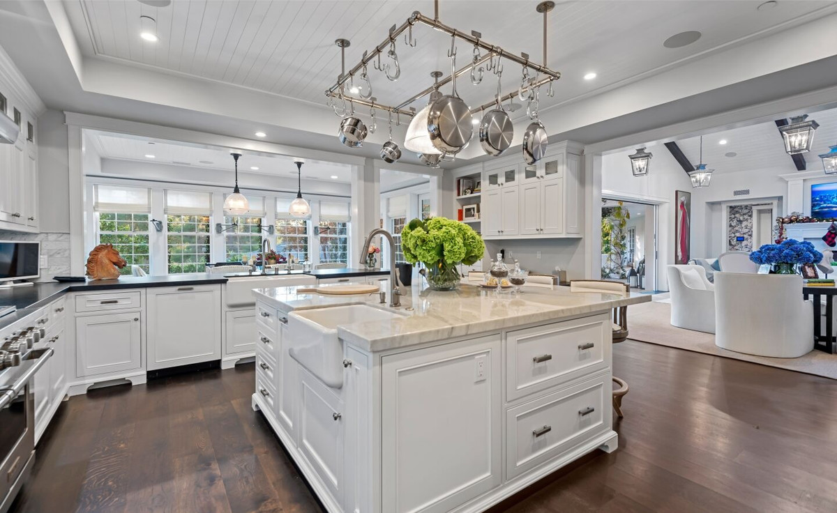 Các căn phòng đều có nhiều cửa sổ nhằm tận dụng tối đa ánh sáng tự nhiên. Dinh thự của tài tử Sylvester Stallone mang phong cách Hamptons với nét đặc trưng đến từ lối thiết kế thanh lịch, tinh tế cùng những gam màu nhẹ nhàng, trung tính.