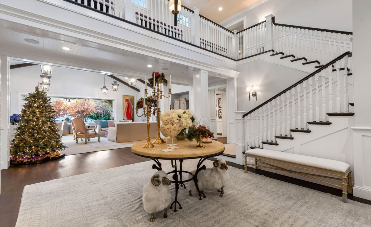 Dinh thự có hai tầng và được xây dựng vào năm 2015. Tường tại các phòng đều được sơn trắng với điểm nhấn là gam màu tối của gỗ.