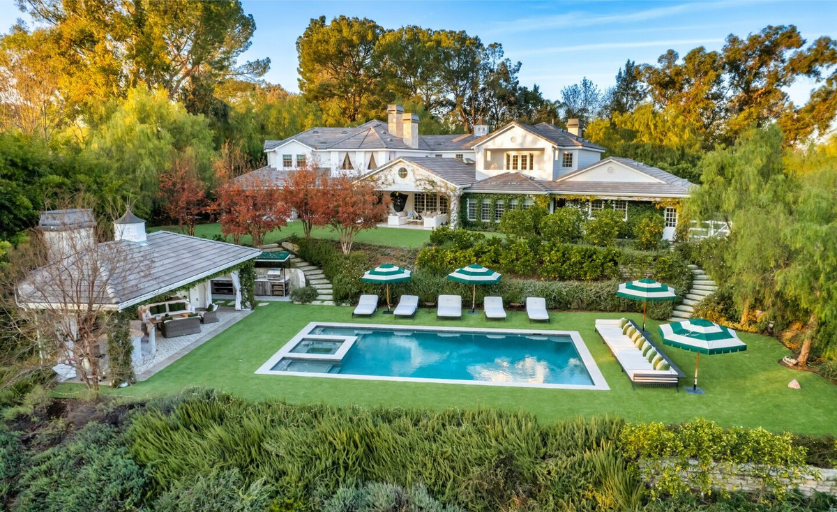 Theo Los Angeles Times, căn dinh thự của nam tài tử Sylvester Stallone được truyền thông ca ngợi là "nơi ở dành cho những quý ông đích thực". Bất động sản này nằm trên khu đất rộng hơn 9.000 m2 tại thành phố Hidden Hills, California, Mỹ.