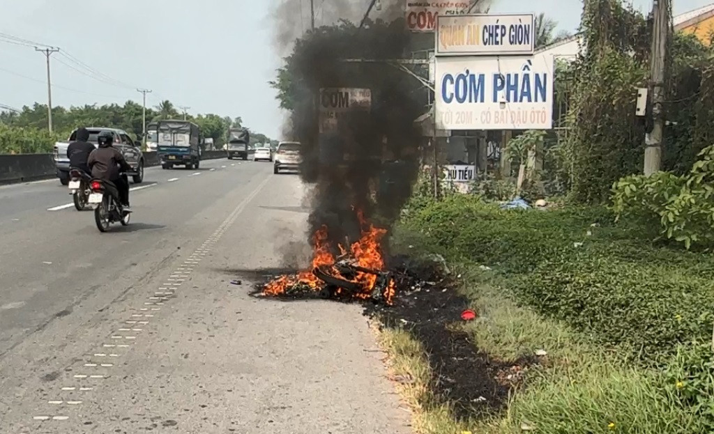 Nam công nhân bất lực nhìn xe máy bốc cháy trên Quốc lộ - Hình 3 Nam cong nhan bat luc nhin xe may boc chay tren Quoc lo-Hinh-3