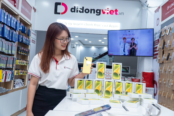 iPhone 14 mau vang vua len ke gia da bat ngo