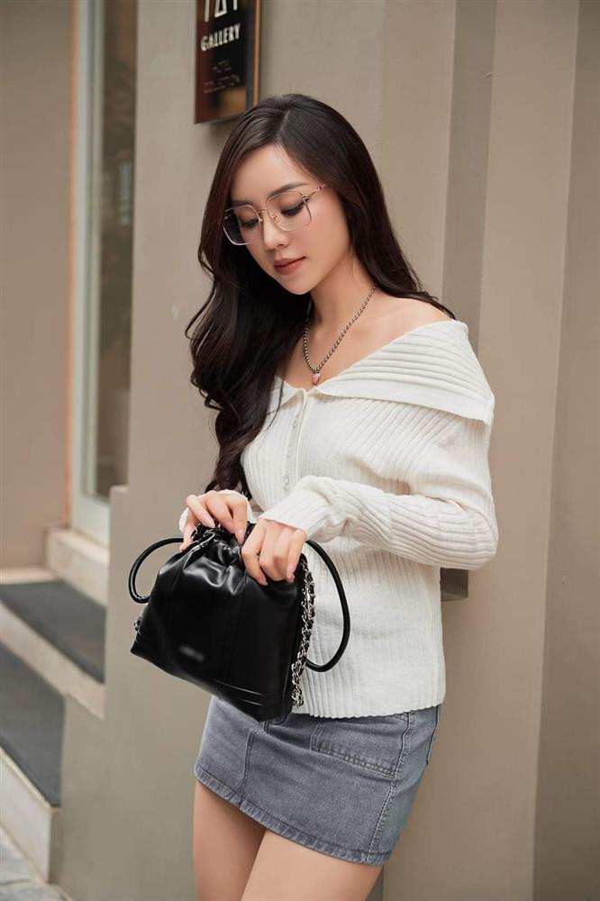 ó lần cô chọn mix cùng áo trắng trễ vai, khoe khéo phần xương quai xanh quyến rũ.