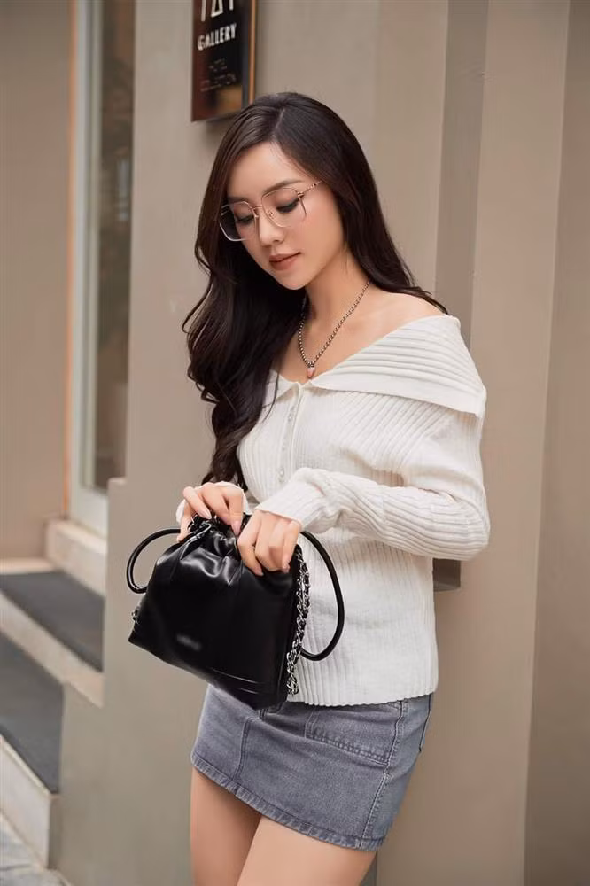 Có lần cô chọn mix cùng áo trắng trễ vai, khoe khéo phần xương quai xanh quyến rũ.
