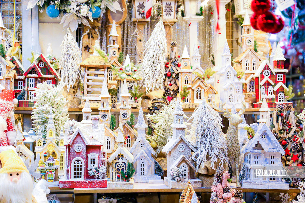 Mặc dù còn một tháng nữa mới tới lễ Giáng sinh nhưng con phố này đã tràn ngập không khí lễ hội. Phố Hàng Mã lâu nay đã trở thành địa chỉ quen thuộc của người dân Thủ đô những dịp lễ.