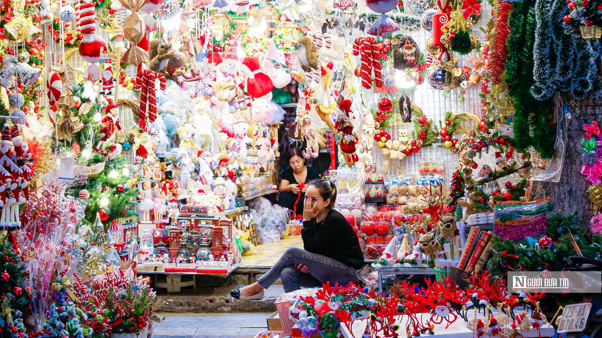 Một chủ cửa hàng tại phố Hàng Mã chia sẻ: "Năm nay cửa hàng chúng tôi nhập nhiều mẫu mã đa dạng hơn năm ngoái, các đồ vật tinh xảo và bắt mắt hơn nhằm phục vụ như cầu mua bán của khách hàng khi có dịp ghé qua mua sắm".