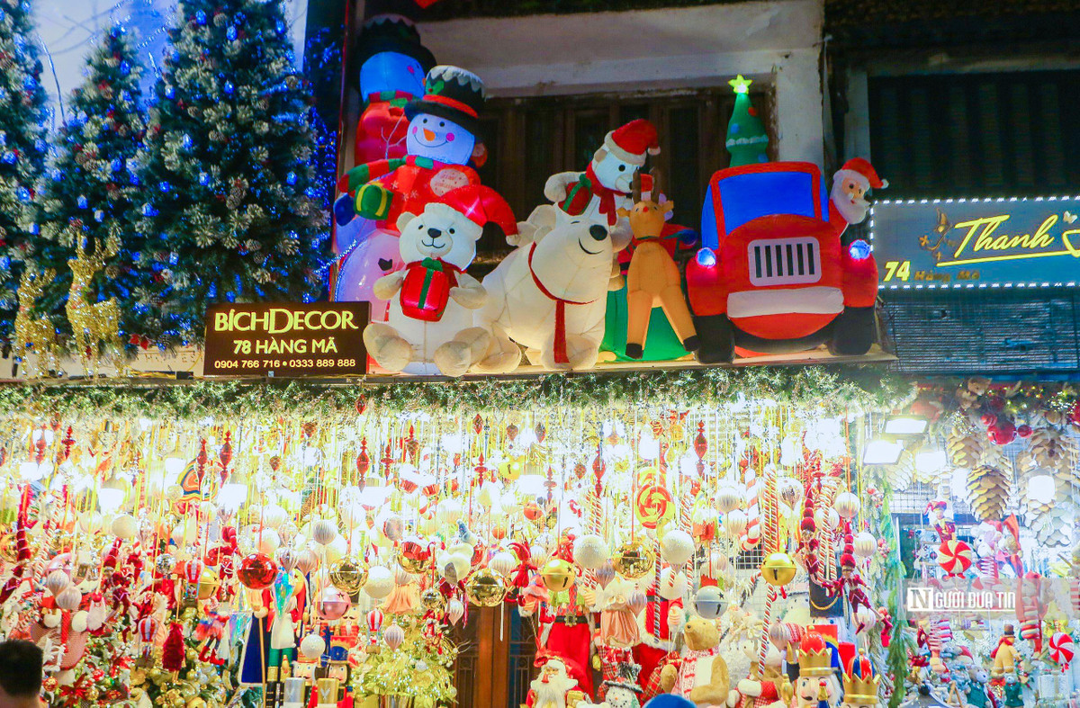 Ghi nhận của Người Đưa Tin tại phố Hàng Mã (phường Hàng Mã, quận Hoàn Kiếm, Tp.Hà Nội) những ngày này đã lung linh, nhộn nhịp, rực rỡ sắc màu Giáng sinh.