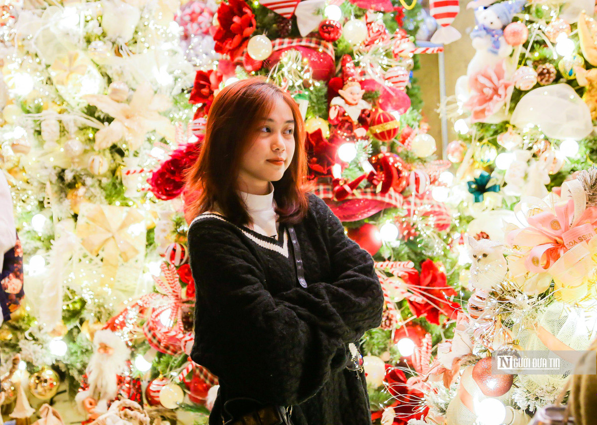 Với khung cảnh lung linh, phố Hàng Mã thường xuyên trở thành địa điểm tham quan của du khách và là nơi lý tưởng để chụp ảnh check-in của giới trẻ Hà Nội.